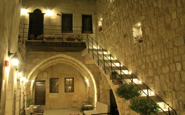 Tafana Cave & Stone Lodge