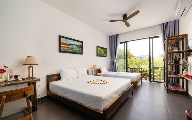 Boat House Riverside Homestay