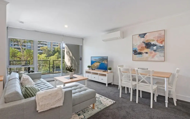 Stylish 1-bed Apartment With Balcony & Pool Access