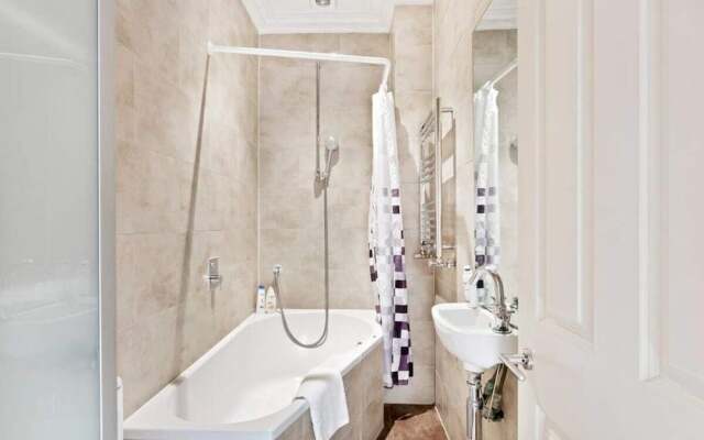 Cosy 2bed Skylight Apt W/patio in Clapham Junction