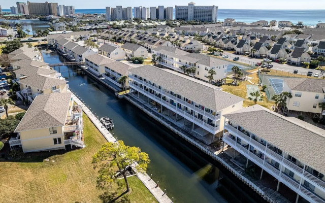 SPC 2013 is a Pet Friendly Upstairs 1 BR with Seasonal Beach Setup by RedAwning