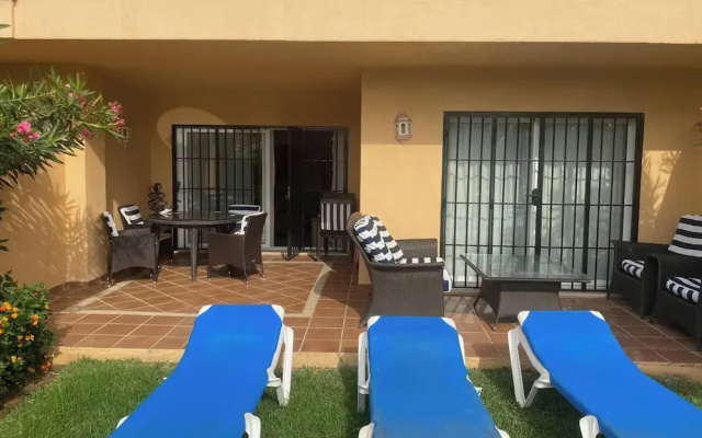 2 Bed Apartment Sleeps 4 - Pool Access - Garden