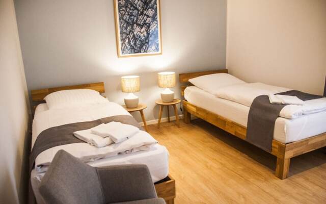 Large Haussee Modern Retreat