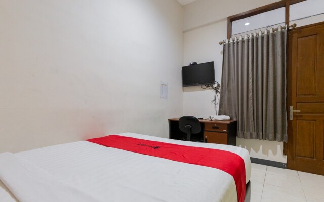 RedDoorz near Taman Flora Bratang Surabaya