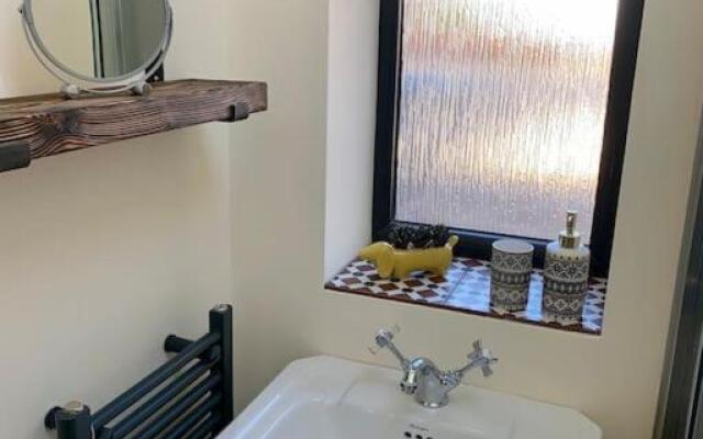 The Snug in Cheltenham, Leckhampton - A Cosy & Unique Space