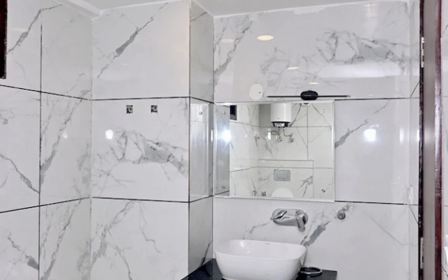 Hotel Golden By Admire Stay