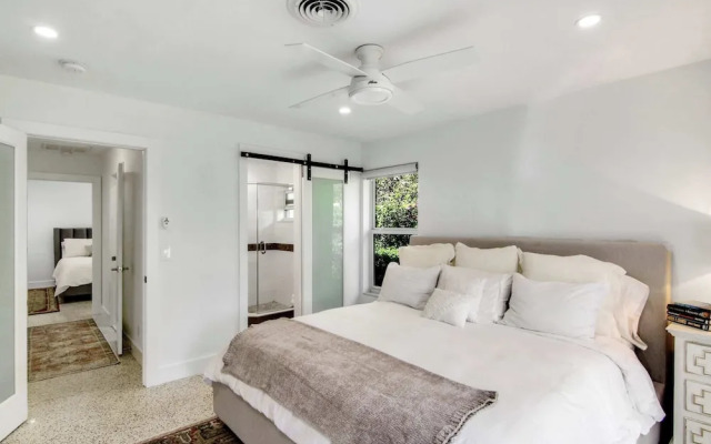 La Casa Blanca Minutes From the Beach!