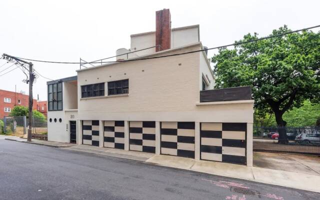 Mid-century 1 Bedroom Apartment on Albert Park With Parking