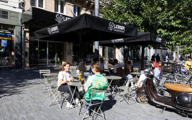 LATROUPE Grand Place Hostel