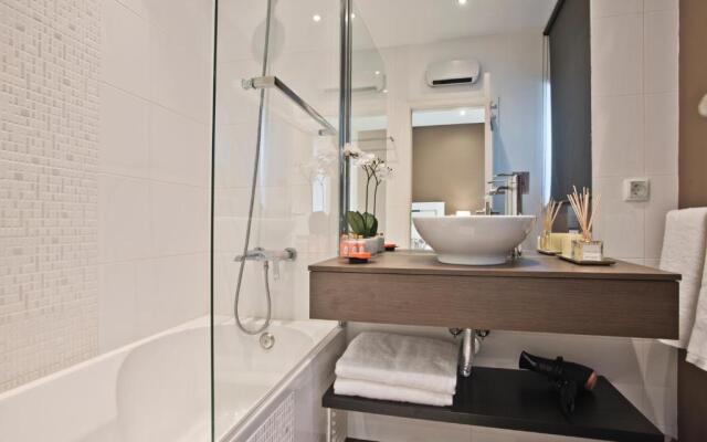 Central Apartment 127 by Saboia Collection