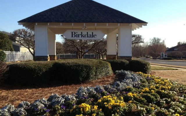 2br-sleeps5-privategarden-freeparking-pets