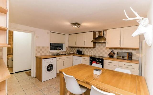 Large Stunning City Centre House With Cinema Room