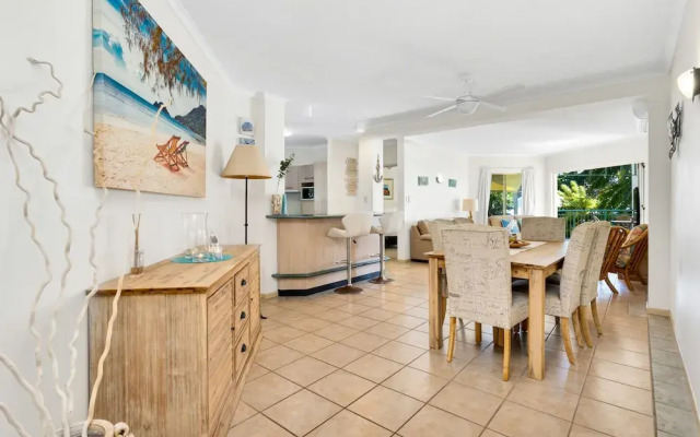 Beachfront Bliss 3-bedroom Apartment with Sea View 4