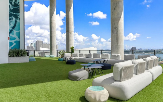 Views Apartment Near Bayfront Park