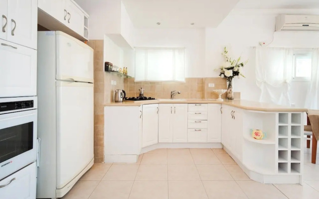 Bright and Charming 1BR Apt Near Shore