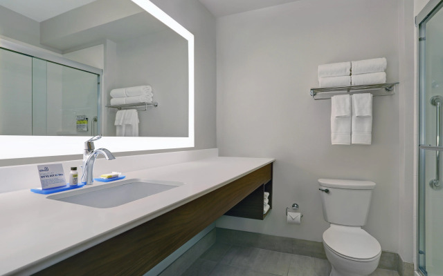 Holiday Inn Express & Suites Lenexa - Overland Park Area by IHG