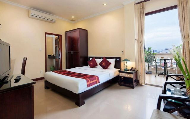 Lucky 3 Hotel & Travel