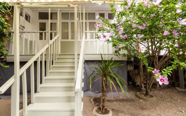 Apartment in Cozy Little Yard