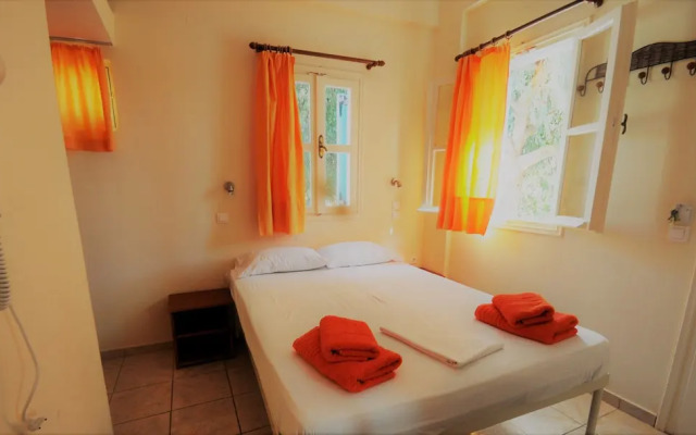 Santorini Camping/Rooms