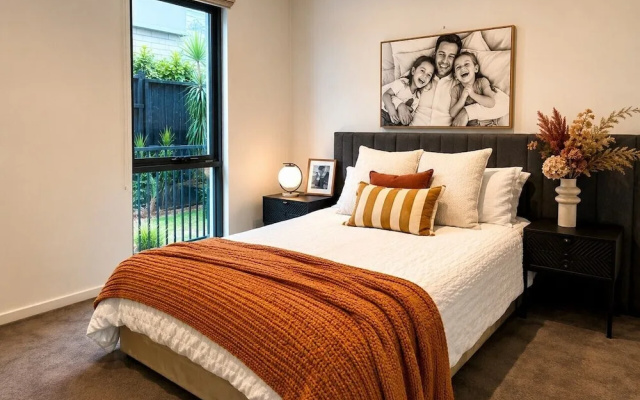 Luxurious Coastal Retreat in Black Rock With Unmatched Comfort – Guest Rooms – Melbourne