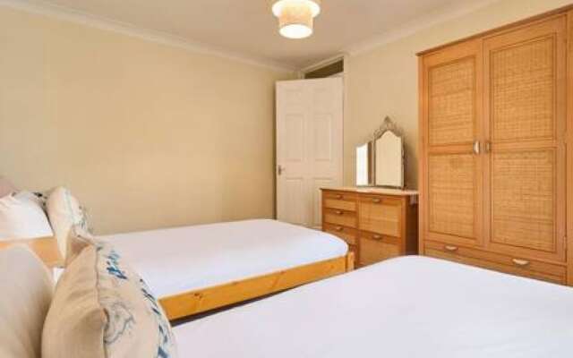 Host Stay Cobb Court