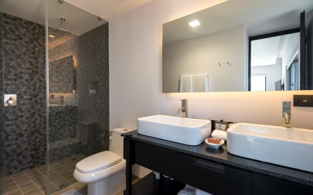 Sail View-709 Spacious Condo Romantic Zone Ocean Views