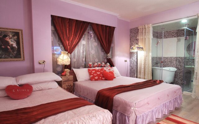 Love in Pearl Hostel