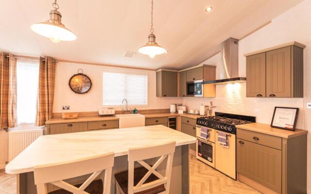 Hemingway Lodge with Hot Tub