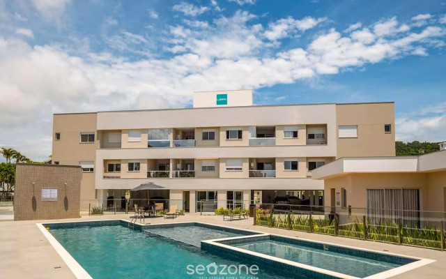 Apto de alto padrão em cond. 700m da praia CCI210