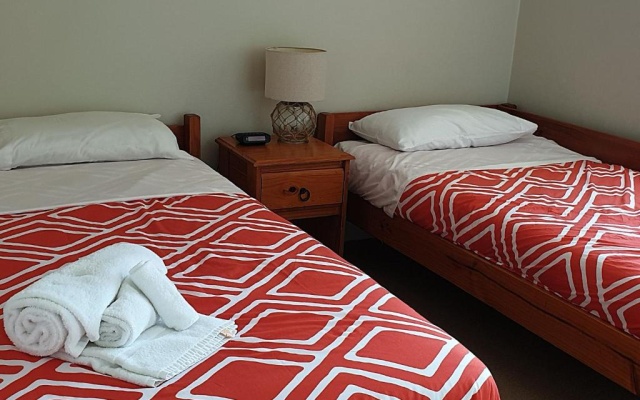 Toowoon Beach View 3br Villa 4 just steps to beach with views – Guest Rooms – Toowoon Bay