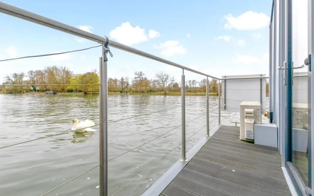Ondine Houseboat on the Thames - From 160 Per Night