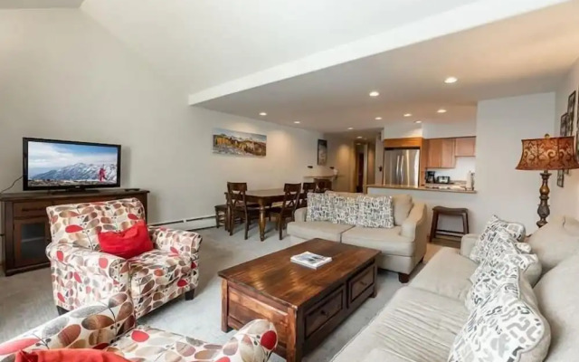 17 Vail Road Condos Ski All Day! Right in the Heart of the Village by RedAwning