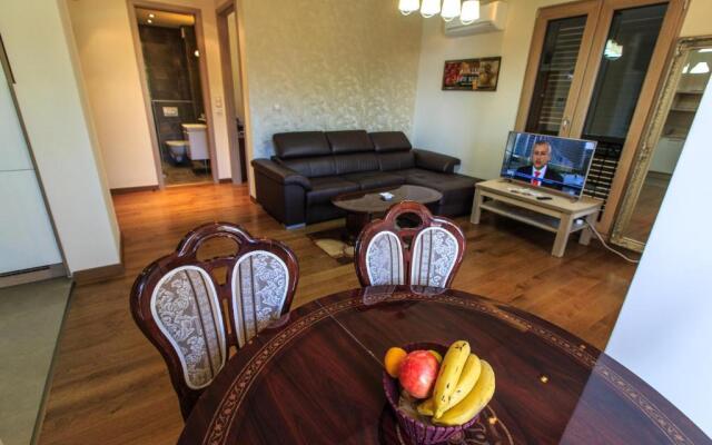 De Lux Apartments