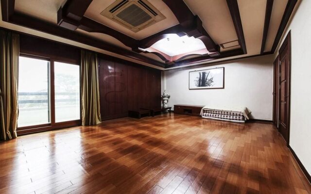 GunSan Riverhill Hotel