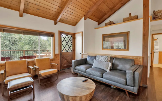 Black OAK Cabin #1977