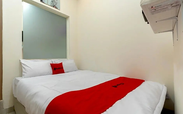 RedDoorz Plus Near RS Royal Taruma Grogol