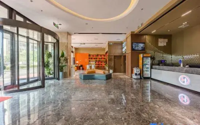 Huijianshang Hotel (Wuhu High-Speed Railway Station Zhongyu Yijiangnan Strolling Street)