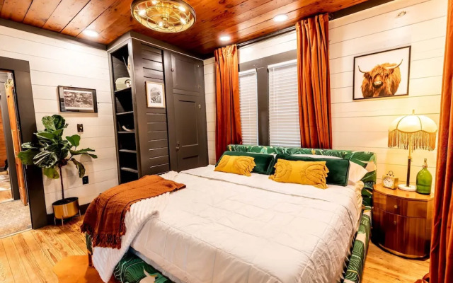 Best Location in Downtown NB Golf Cart Included!