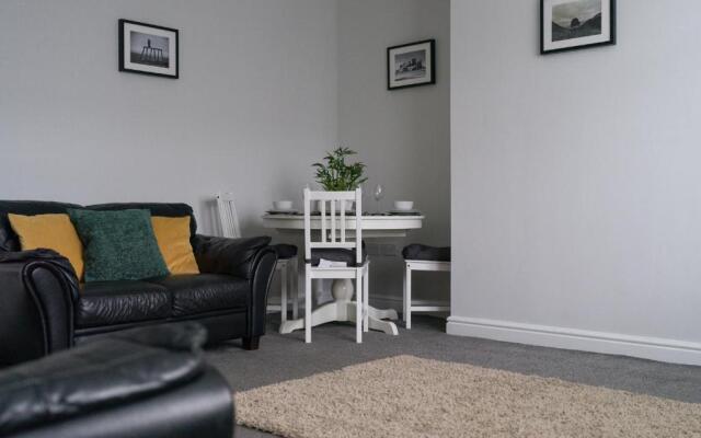 House - Sleeps 4 - Pet Friendly - Parking - Garden
