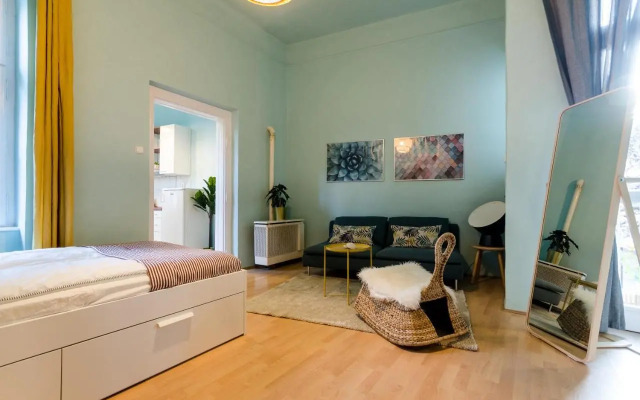 Kaz 28 Studio In The Heart Of Party District.