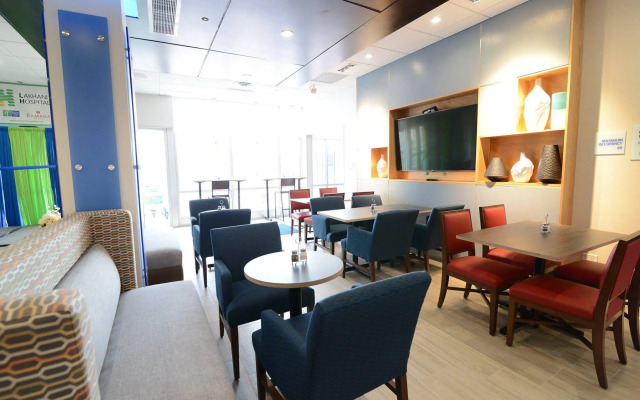 Holiday Inn Express & Suites Chicago North Shore - Niles by IHG
