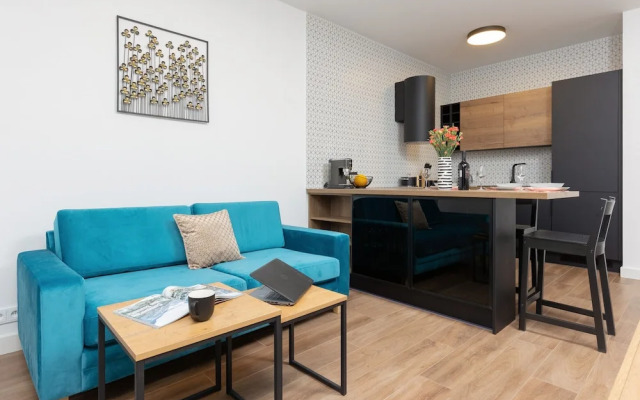 Warsaw Aleja Solidarności by Renters