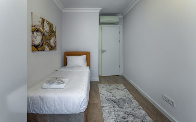 Gorgeous Central 2BR Condo w City Views