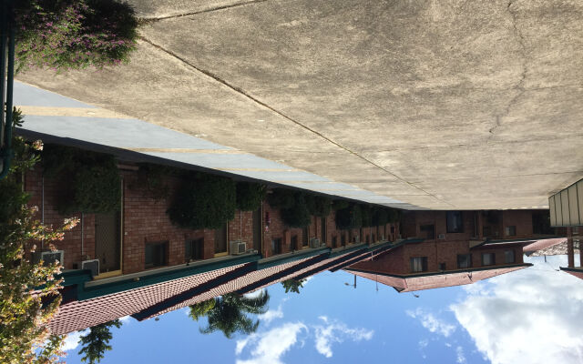 Crescent Motel