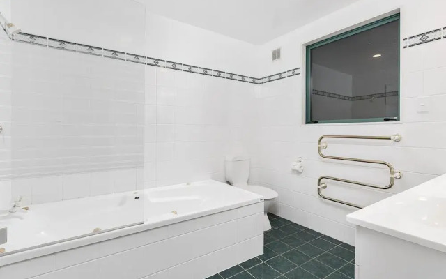 Lakefront Living At Remarkables - East