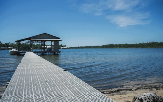 Secluded Waterfront Retreat for 23 Dock, Pets OK