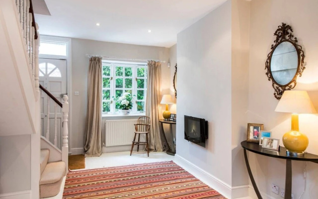 Delightful 2-bed Home, Fulham