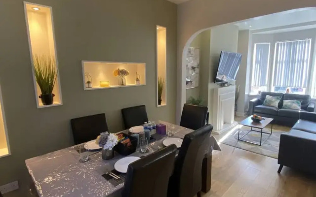 2BR Cozy Duplex in Belfast