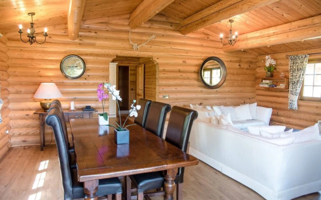 Oak Lodge With Hot Tub, Kingfishers