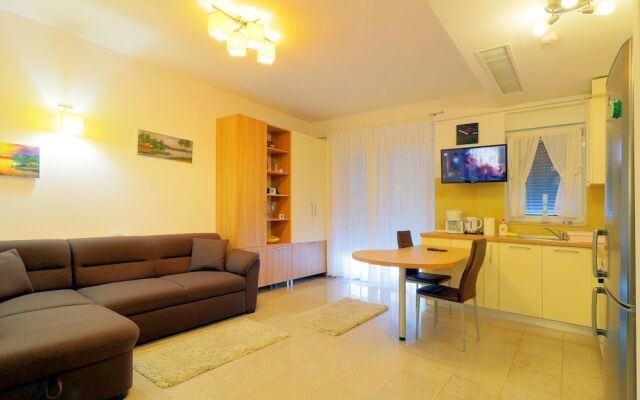 Garden Apartment Close To Airport